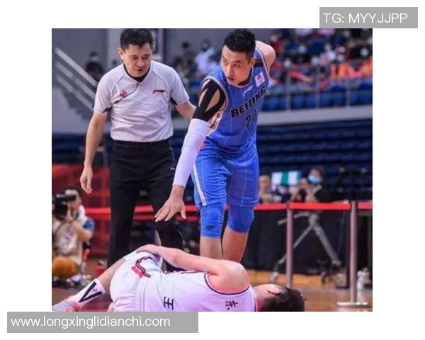 杭州篮球队耐力争议引发热议球迷对球队表现的不同看法与分析