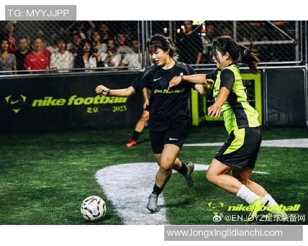 耐克广告中的铁笼足球明星展现激情与实力的完美结合 耐克广告中的铁笼足球明星展现激情与实力的完美结合