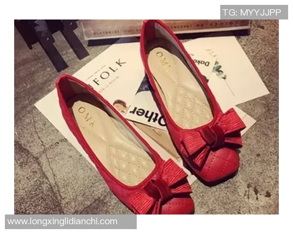 足球明星亮色鞋引领时尚潮流展现个性魅力与运动风范 足球明星亮色鞋引领时尚潮流展现个性魅力与运动风范